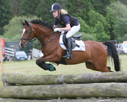 Flora Reemtsma stellte mit einem 2. Platz beim Preis der Besten am Wochenende in Warendorf auf Pony Pamira LK  unter Beweis, dass sie weiter zu den besten deutschen Pony-Vielseitigkeitsreitern gehört. Foto: Jutta Wego