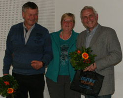 Cupsieger Georg Koch (l.) bei den Senioren und Dr. Burkhard Dittmann als Zweiter mit Rita Nagel, die den Beirat neun Jahre vorstand und nicht mehr zur Wahl antrat.